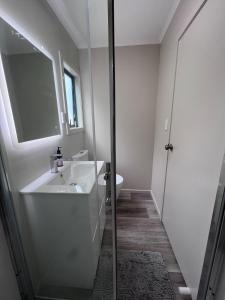 Ένα μπάνιο στο Cozy Ensuite Room with Amenities & Private Entrance +9 φωτογραφίες