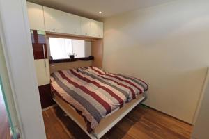 een kleine slaapkamer met een bed en een spiegel bij Strandidyll, 54 - Typ A1 in Grömitz