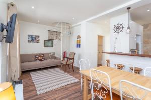 a living room with a table and a couch at BeGuest Tia Benvinda Cascais in Cascais +35 photos