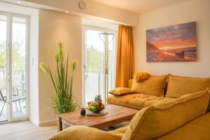ein Wohnzimmer mit einer Couch und einem Tisch in der Unterkunft FeWo Prora - MeerSonneWind in Binz