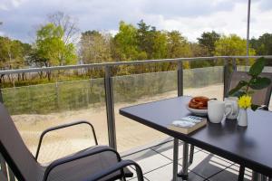 ein Tisch mit einer Obstschale auf einem Balkon in der Unterkunft FeWo Prora - MeerSonneWind in Binz