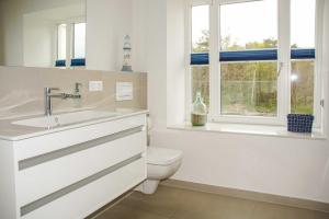 Ein Badezimmer in der Unterkunft FeWo Prora - MeerSonneWind