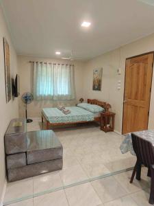Postel nebo postele na pokoji v ubytování Villa Skanderbeg Guest House Talaudyong Beach