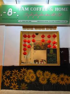 un escaparate con sombrillas y flores de papel rojo en EIGHT COZY HOMe, en Da Lat