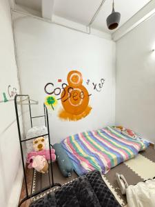 1 dormitorio con cama y pared con pegatina de mono en EIGHT COZY HOMe, en Da Lat 3 fotos más