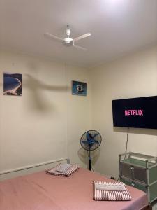 TV a/nebo společenská místnost v ubytování Villa Skanderbeg Guest House Talaudyong Beach