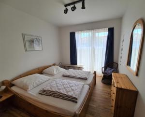 Postel nebo postele na pokoji v ubytování Deichkrone App 12