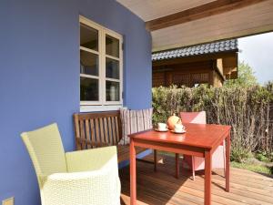 RoggowにあるIdyllisches Ferienhaus mit Terrasse in Rerikのポーチ(木製のテーブルと椅子付) +32枚の写真