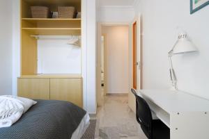Posteľ alebo postele v izbe v ubytovaní C9 Roomy Luminous 5 Bedroom in Town
