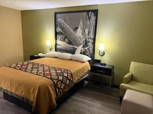 Postel nebo postele na pokoji v ubytování Super 8 by Wyndham Mendota I-39