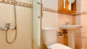 A bathroom at Comfortable flat close to the beach