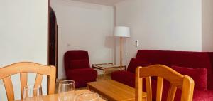 A seating area at Comfortable flat close to the beach