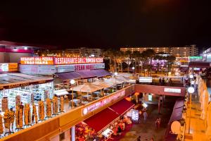A restaurant or other place to eat at Comfortable flat close to the beach