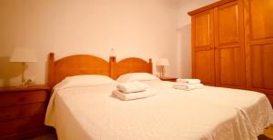 A bed or beds in a room at Comfortable flat close to the beach
