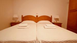 A bed or beds in a room at Comfortable flat close to the beach