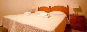 A bed or beds in a room at Comfortable flat close to the beach