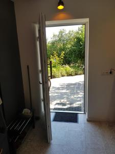 an open door with a view of a yard at Ferienwohnung Schloßberg 2 in Peiting