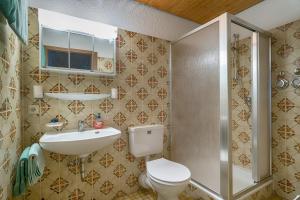 a bathroom with a toilet and a sink at Drei Tannen - Wohnung 08 - Apartmenthaus, Titisee, Feldberg in Titisee