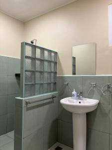 Koupelna v ubytování Villa Skanderbeg Guest House Talaudyong Beach