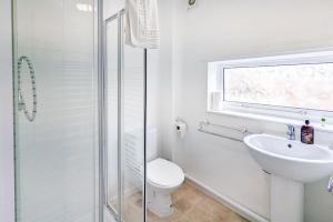 Bilik mandi di 5-Bedroom Budget Contractor House with 10 Beds Free Parking and Free WiFi - Outfield Homes by Your Lettings Short Lets & Serviced Accommodation Peterborough