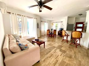 un salon avec un canapé blanc et une table dans l'établissement Paradise Arenas De Bávaro RD, à Punta Cana