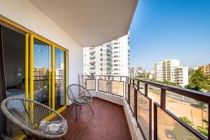un balcon avec deux chaises et une vue sur une ville dans l'établissement BeGuest Clube Praia da Rocha Apartment, à Praia da Rocha