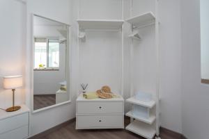 - un dressing blanc avec un miroir et une commode dans l'établissement BeGuest Beachfront Apartment Caparica Lisbon, à Costa da Caparica 17 autres photos