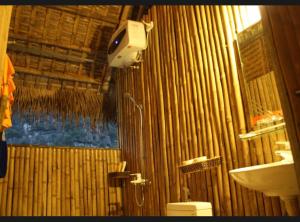 baño de bambú con aseo y lavamanos en Hello Valley Bungalow, en Vũ Lâm