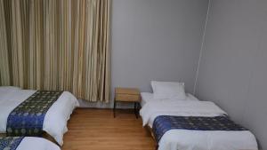 Uma cama ou camas num quarto em Kunming Panju Hotel Changshui Airport Branch