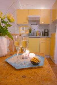 a table with two wine glasses and a bowl of cookies at Levanto in Westermarkelsdorf