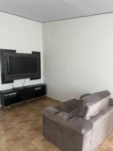 TV a/nebo společenská místnost v ubytování Casa para locação em Socorro