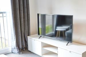 TV a/nebo společenská místnost v ubytování Low Lights - Properties Unique