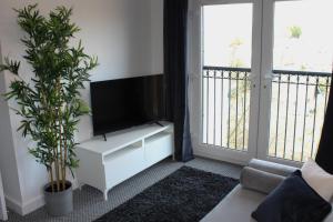 TV a/nebo společenská místnost v ubytování Druridge - Properties Unique