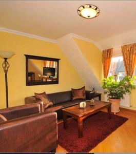 ブレーメンにあるDeluxe Apartments Bremen Typ Dのソファとテーブルのあるリビングルーム