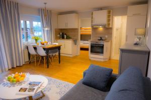 un soggiorno con un divano blu e un tavolo di Mistral a Westermarkelsdorf