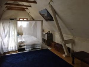 a bedroom with a bed with a mosquito net at Grosse Hobbithöhle mit Gemeinschaftsgarten in Neustadt am Rübenberge