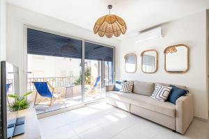 Uma área de estar em BeGuest Only Good Vibes - Cabanas