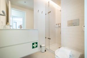 um banheiro com chuveiro e vaso sanitário em BeGuest Only Good Vibes - Cabanas em Tavira mais 12 fotografias
