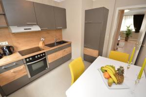 une cuisine avec une table avec un bol de fruits dessus dans l'établissement Business Apartments Bremen Typ 4, à Brême 5 autres photos