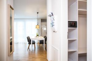 eine Küche und ein Esszimmer mit Tisch und Stühlen in der Unterkunft Ferienwohnung "Höchsten" in Friedrichshafen