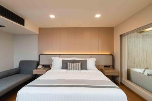 Ein Bett oder Betten in einem Zimmer der Unterkunft Phuket Graceland Resort and Spa