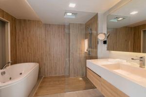 Ein Badezimmer in der Unterkunft Phuket Graceland Resort and Spa