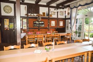 a dining room with a large table and chairs at Ferienhof Frohne - Zur zahmen Sau in Merzen +5 photos