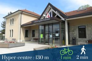 ein Gebäude mit einem Fahrrad davor in der Unterkunft HOMEY PRECIOSO - Terrasse privée - Wifi et Netflix in Vétraz-Monthoux