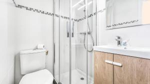 Kúpeľňa v ubytovaní HOMEY MARBLE - Au pied du Tram / Proche centre / Balcon privé / Wifi gratuit