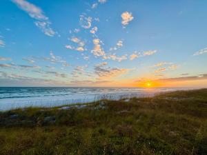 - un coucher de soleil sur une plage donnant sur l'océan dans l'établissement Limearita- Beach house, private heated pool, à Destin