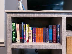 une rangée de livres sur une étagère dans l'établissement Limearita- Beach house, private heated pool, à Destin 25 autres photos