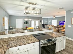 une cuisine avec un comptoir et un salon dans l'établissement Limearita- Beach house, private heated pool, à Destin