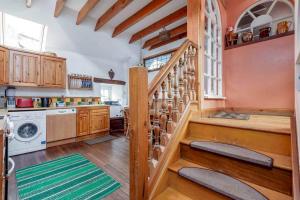 eine Küche mit einer Wendeltreppe in einem Haus in der Unterkunft Park View Cottages - The Granary in Boarhills + 10 Fotos
