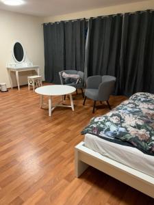 una habitación con una cama, una mesa y sillas en Pool & Peace, en Güstrow